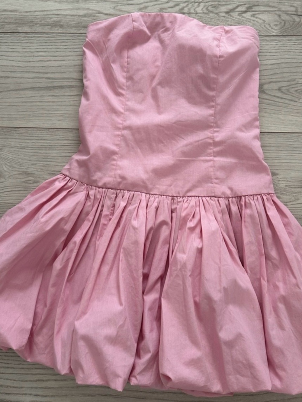 Abercrombie & Fitch women’s Pink Strapless Bubble Hem Mini Dress
NWT
Size small